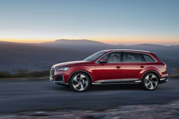 Audi Q7 демонстрирует отличную маневренность, точность и динамичность как в городском потоке, так и на извилистых дорогах Audi Q7 демонстрирует отличную маневренность, точность и динамичность как в городском потоке, так и на извилистых дорогах