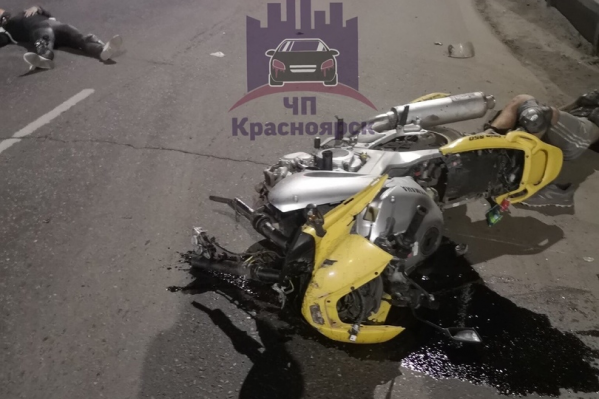 На спортбайке были два человека, они получили серьезные травмы На спортбайке были два человека, они получили серьезные травмы