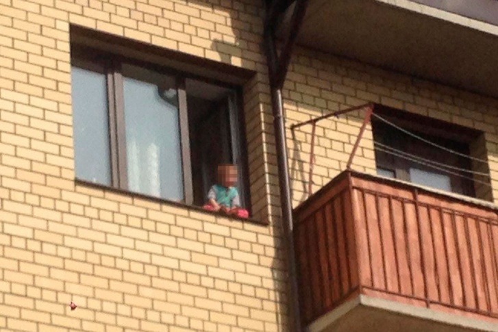 Дети сидели на краю открытого окна: на их маму завели уголовное дело