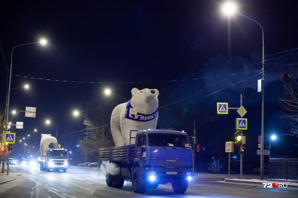 Мишек доставили на площадь ночью Мишек доставили на площадь ночью 