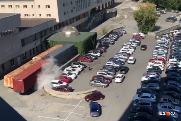 После взрыва автомобиль скрылся в клубах дыма После взрыва автомобиль скрылся в клубах дыма