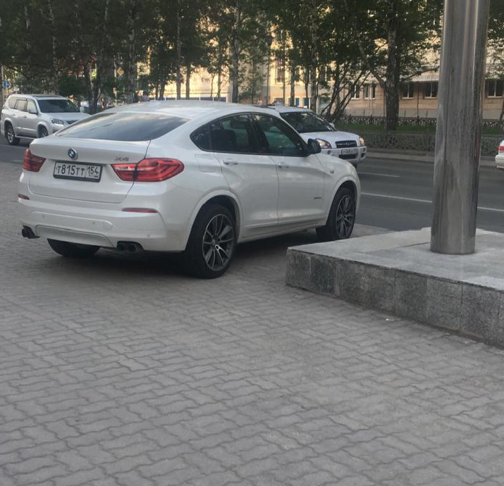 Парковка на тротуаре Красного проспекта Парковка на тротуаре Красного проспекта