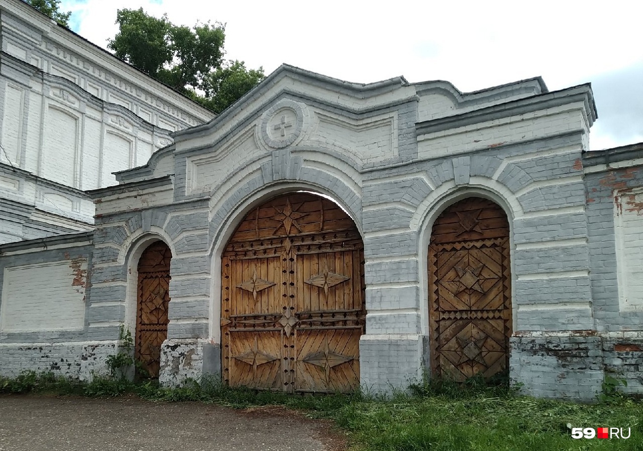 Прекрасные резные ворота и кирпичные входные группы — отличительная особенность чердынских особняков