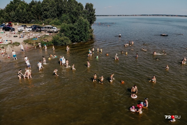 Власти считают, что молодежь заражается в больших компаниях во время посещения пляжей, прогулок и отдыха Власти считают, что молодежь заражается в больших компаниях во время посещения пляжей, прогулок и отдыха