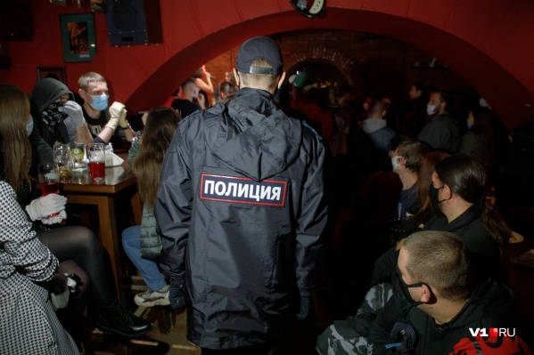 Несмотря на запреты, бар в центре Волгограда был забит вечером пятницы под завязку Несмотря на запреты, бар в центре Волгограда был забит вечером пятницы под завязку