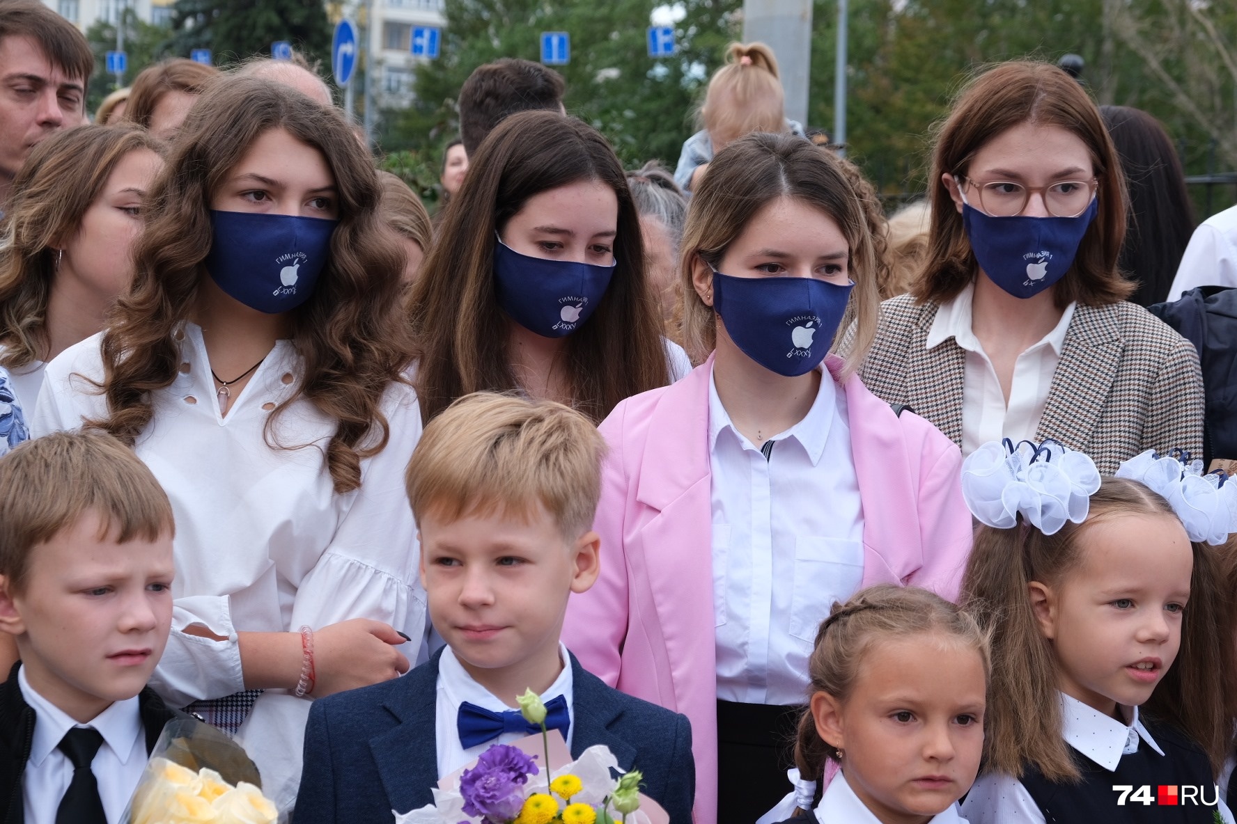 Если учитесь в одной школе, то и маски у вас должны быть одинаковыми Если учитесь в одной школе, то и маски у вас должны быть одинаковыми