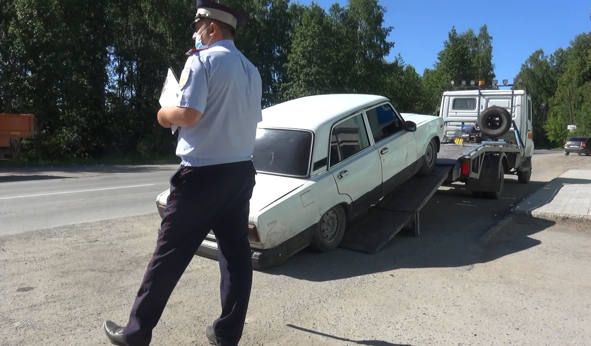 Потрепанный ВАЗ отбуксировали на штрафстоянку Потрепанный ВАЗ отбуксировали на штрафстоянку