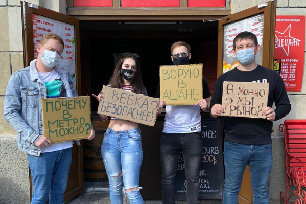 На фотографиях сотрудники и администрация бара На фотографиях сотрудники и администрация бара