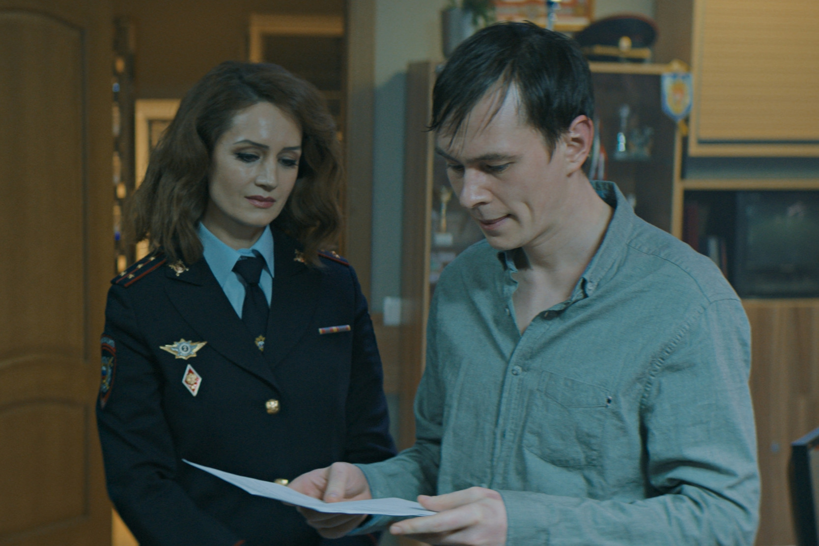 Виктория Исакова здесь играет полицейского, а Вадик Королев — задержанного