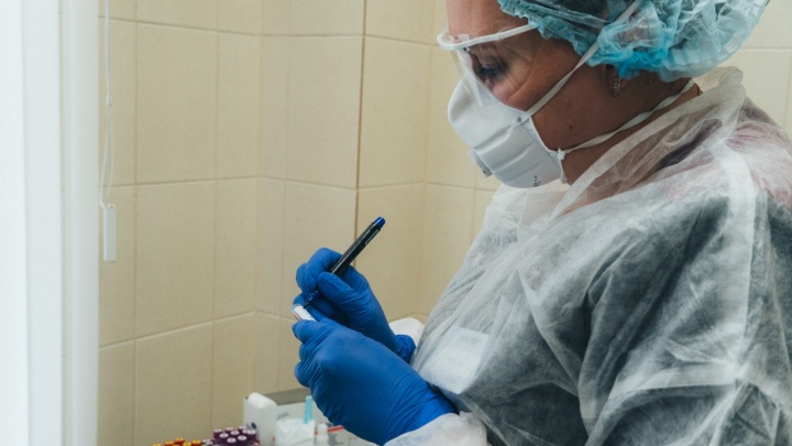 Омским врачам начали делать прививки от коронавируса