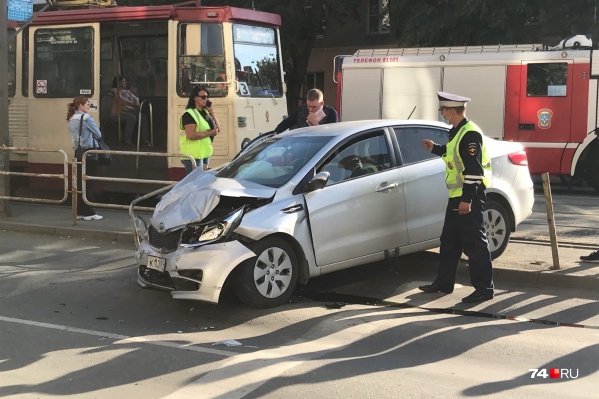 Автомобиль после столкновения выбросило на остановку Автомобиль после столкновения выбросило на остановку
