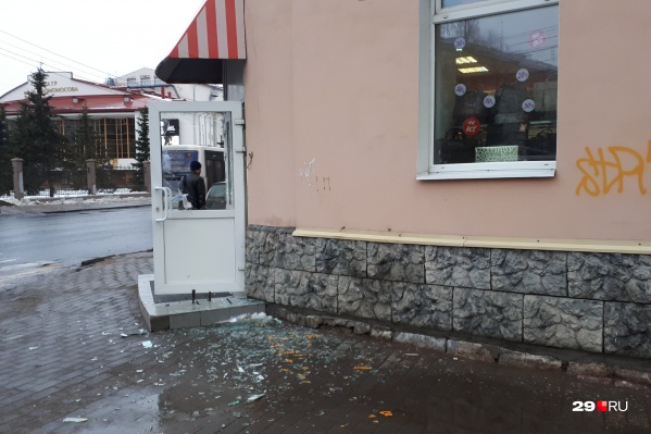 Ветер распахнул дверь, из-за чего разбилось стекло Ветер распахнул дверь, из-за чего разбилось стекло