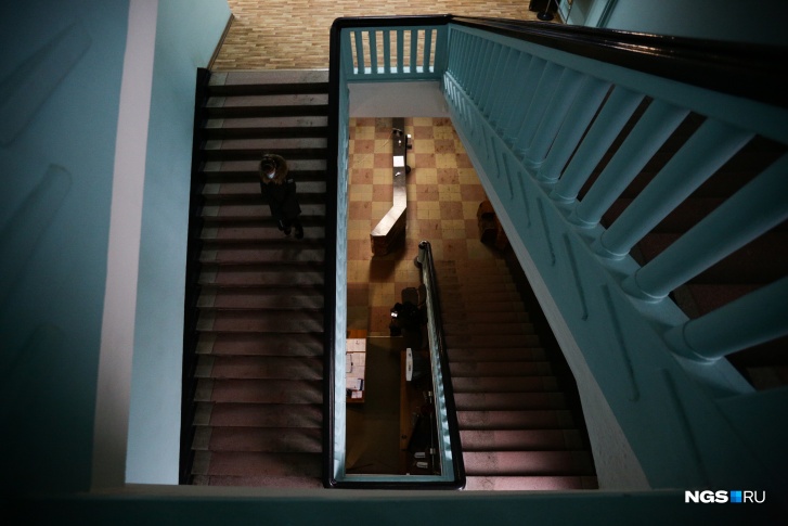 По этой лестнице в свое время поднимался и спускался Алексей Косыгин — до того как стал председателем Совета министров СССР. Сколы на ней тщательно восстанавливают, имитируя технологию того времени