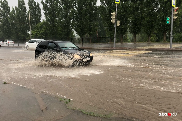 От непогоды трудности с движением возникают на многих улицах города От непогоды трудности с движением возникают на многих улицах города