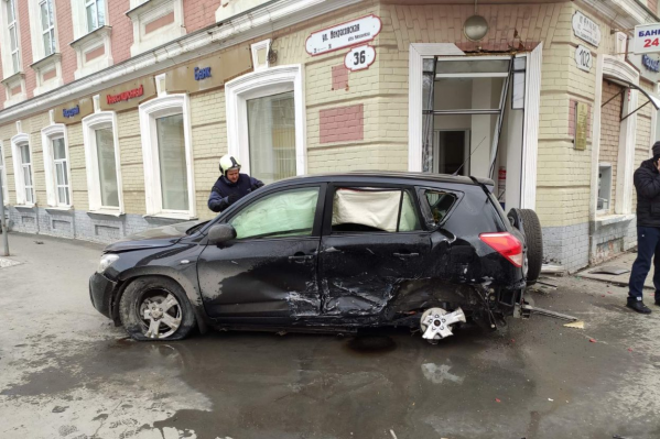У Toyota от удара оторвалось заднее колесо У Toyota от удара оторвалось заднее колесо