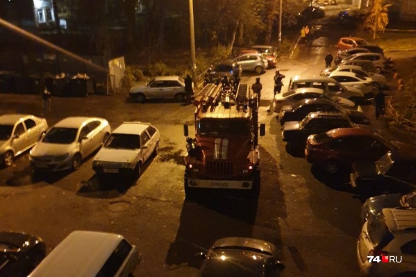 Во дворе на Василевского заметили пожарную машину Во дворе на Василевского заметили пожарную машину 