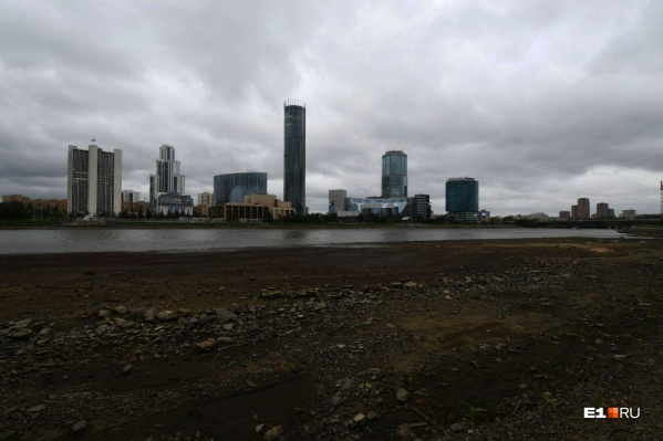 В Городском пруду понизили уровень воды В Городском пруду понизили уровень воды