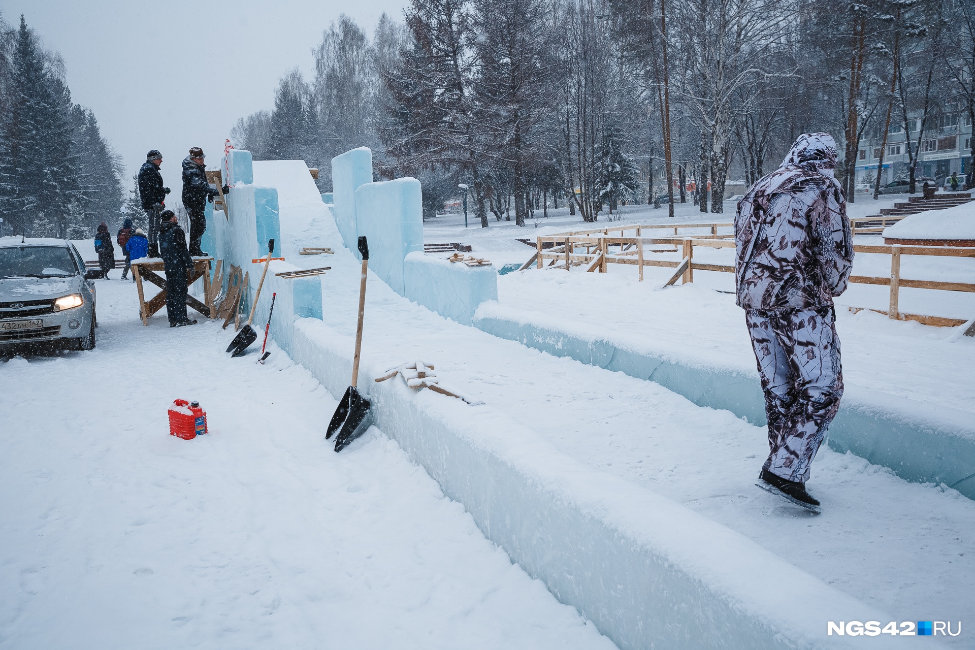 В Кемерово начали строить ледяные горки. Рассказываем, когда они будут готовы