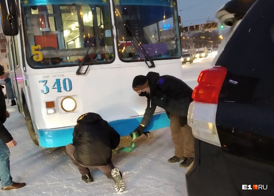 В Екатеринбурге мужчина на Land Cruiser взял на буксир троллейбус, который не могли сдвинуть пассажиры
