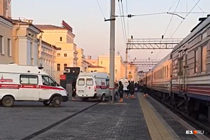 К поезду подъехали несколько машин скорой помощи К поезду подъехали несколько машин скорой помощи