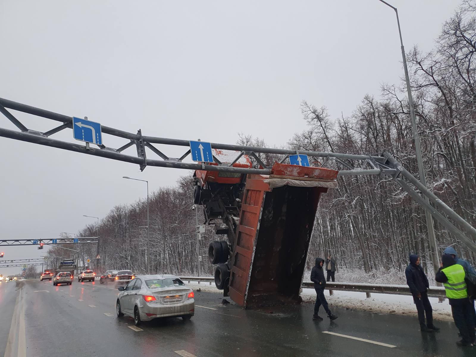 Опору демонтируют Опору демонтируют