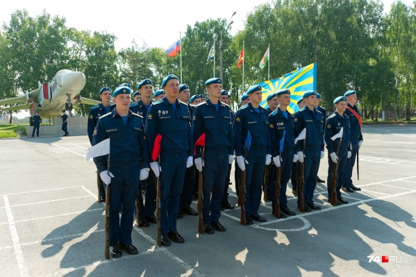 О вспышке COVID-19 в ЧВВАКУШе стало известно в конце мая. Тогда в Минобороны подтвердили 13 случаев болезни. Родные военнослужащих утверждают, что курсантов с симптомами гораздо больше О вспышке COVID-19 в ЧВВАКУШе стало известно в конце мая. Тогда в Минобороны подтвердили 13 случаев болезни. Родные военнослужащих утверждают, что курсантов с симптомами гораздо больше