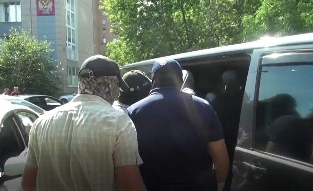Задержание Андрея Кормича у налоговой инспекции в городе Королеве, далеко от места похищения ополченца