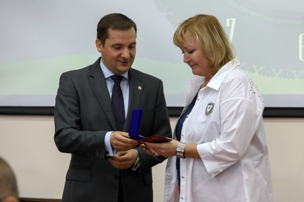 Цыбульский наградил Саутину званием почетного строителя Цыбульский наградил Саутину званием почетного строителя