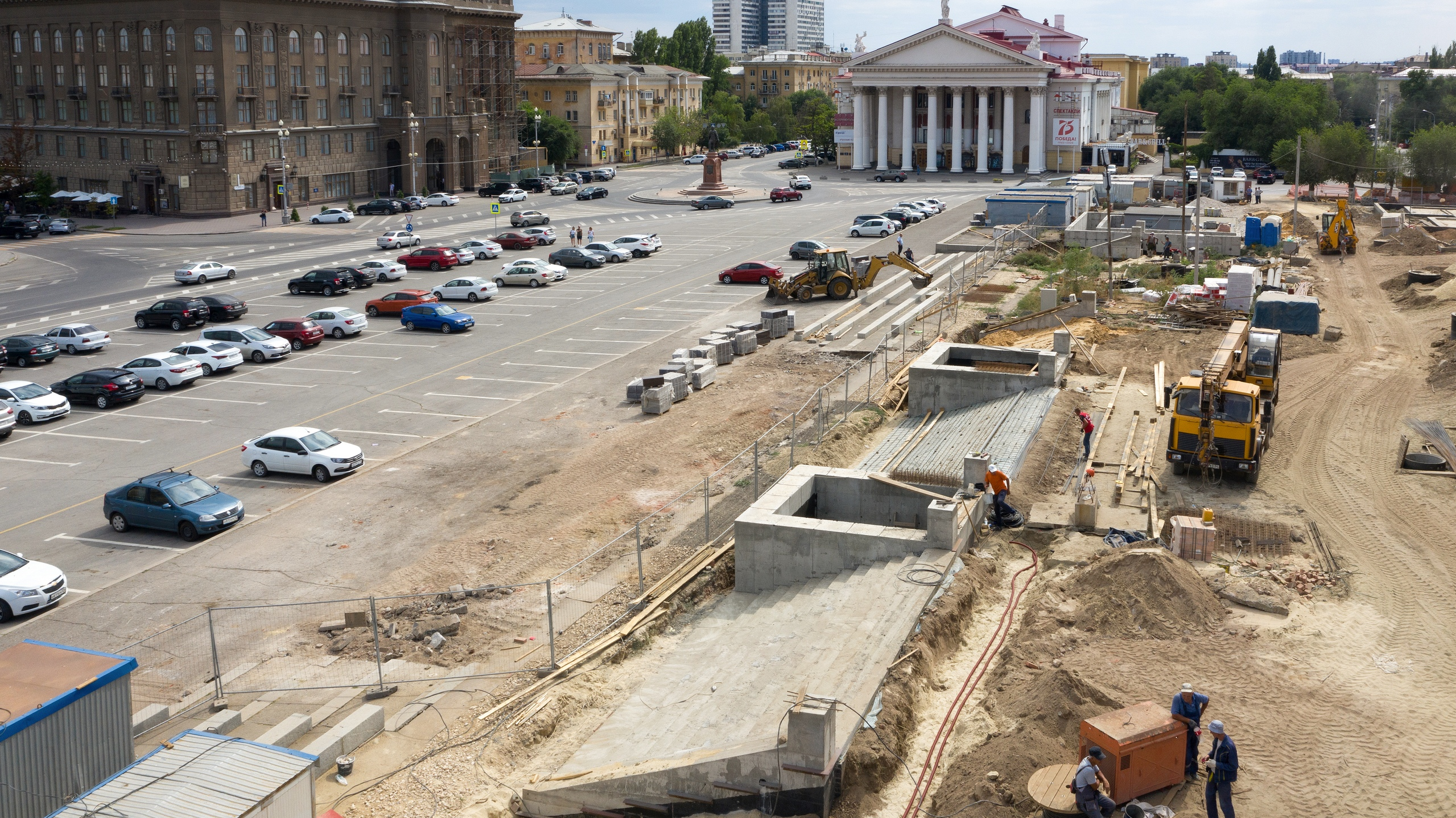 Парковка, бирючина и ворота: рассказываем, что делают за площадью Павших Борцов Волгограда за 93 млн