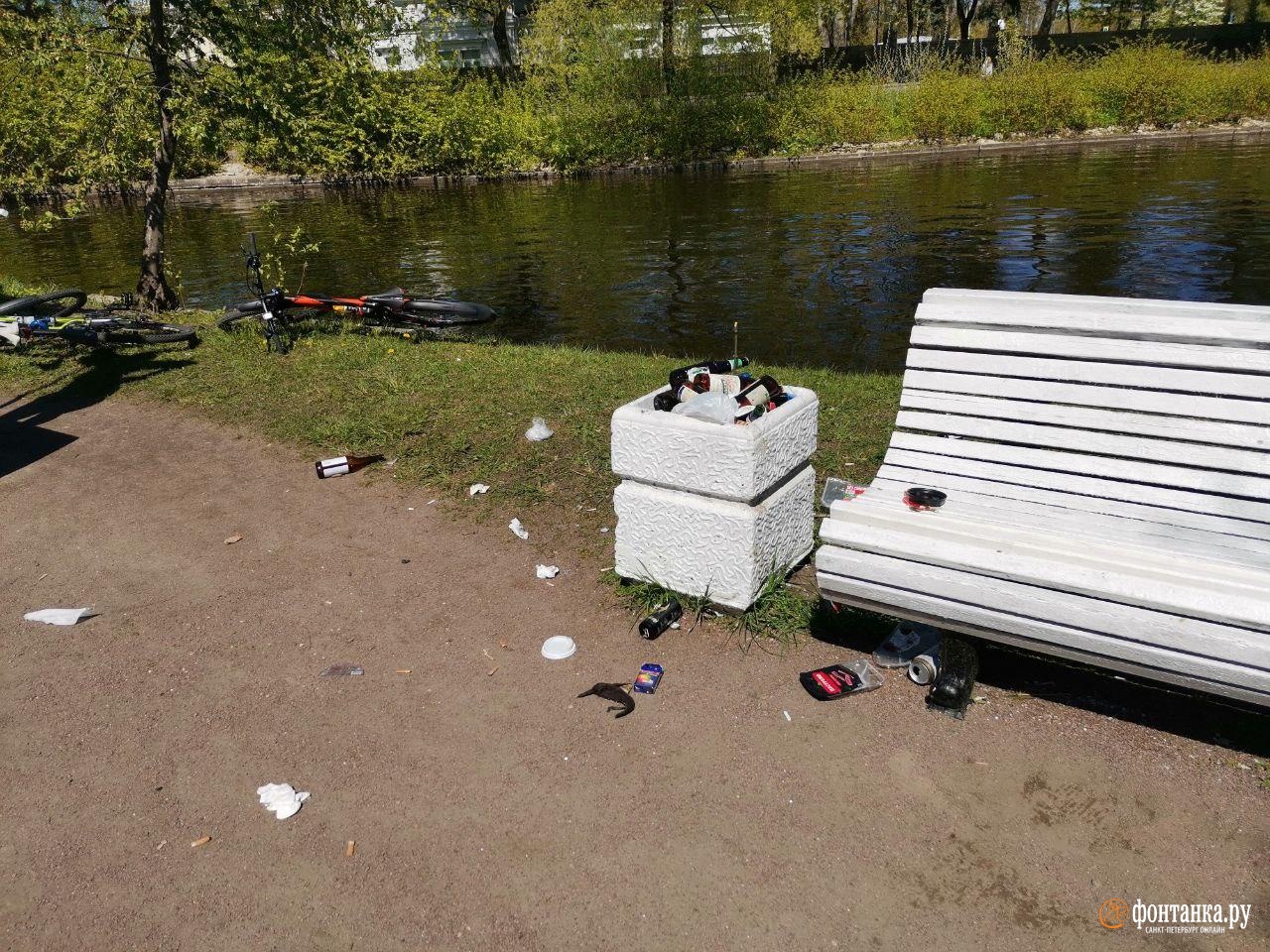 «Очень стыдно, просим срочно принять меры!» В Петербурге множатся переполненные мусорки