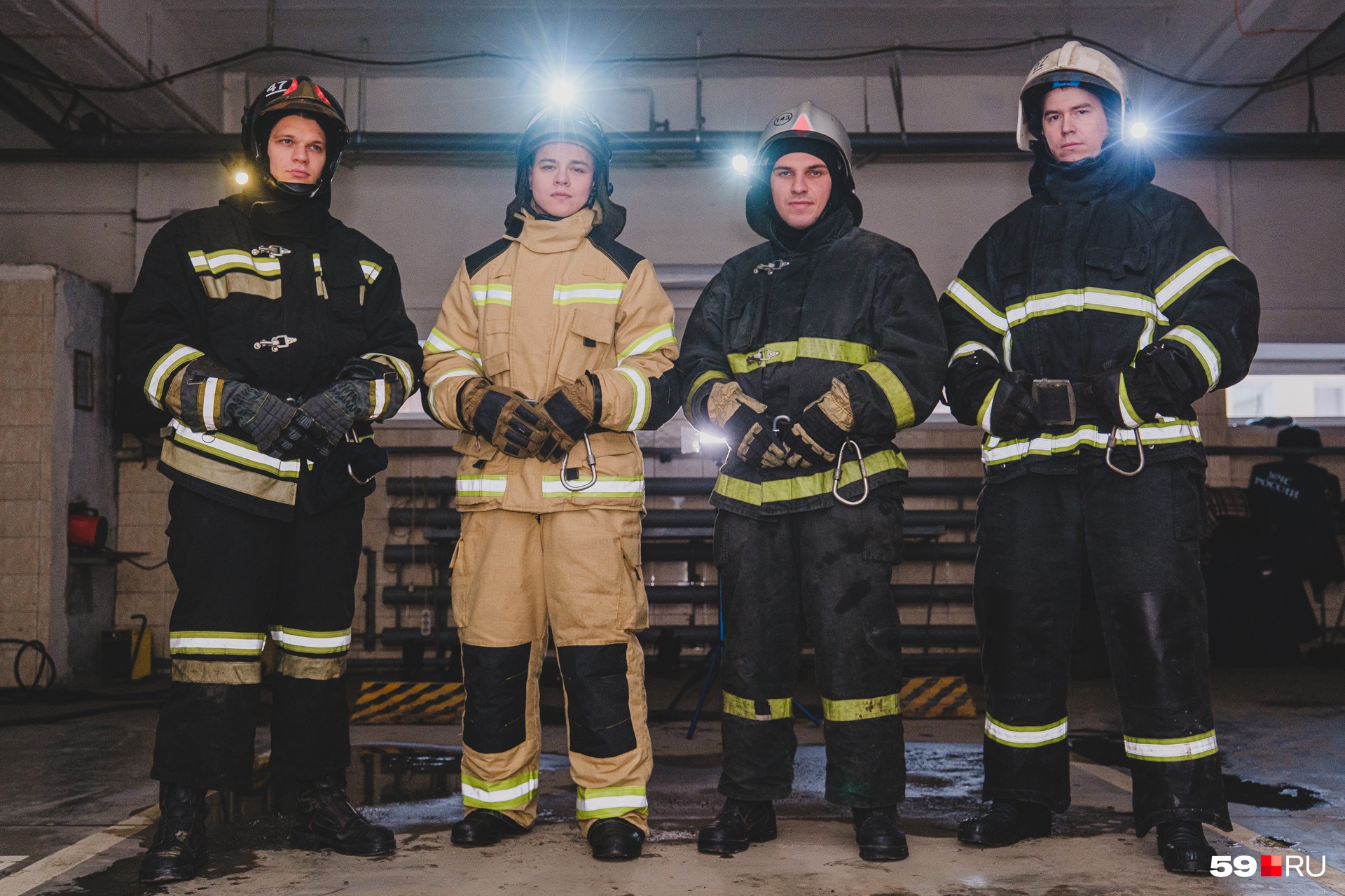 Для съемок ребята приехали в своих «боевках» — одежда пожарных, которая защищает от огня