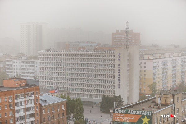 Город снова окутали облака белой пыли Город снова окутали облака белой пыли