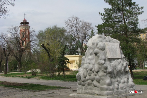 Долгие годы памятник просит ремонта Долгие годы памятник просит ремонта