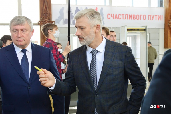 Министру транспорта вначале показали архангельский ж/д вокзал, а затем уже поезда Министру транспорта вначале показали архангельский ж/д вокзал, а затем уже поезда