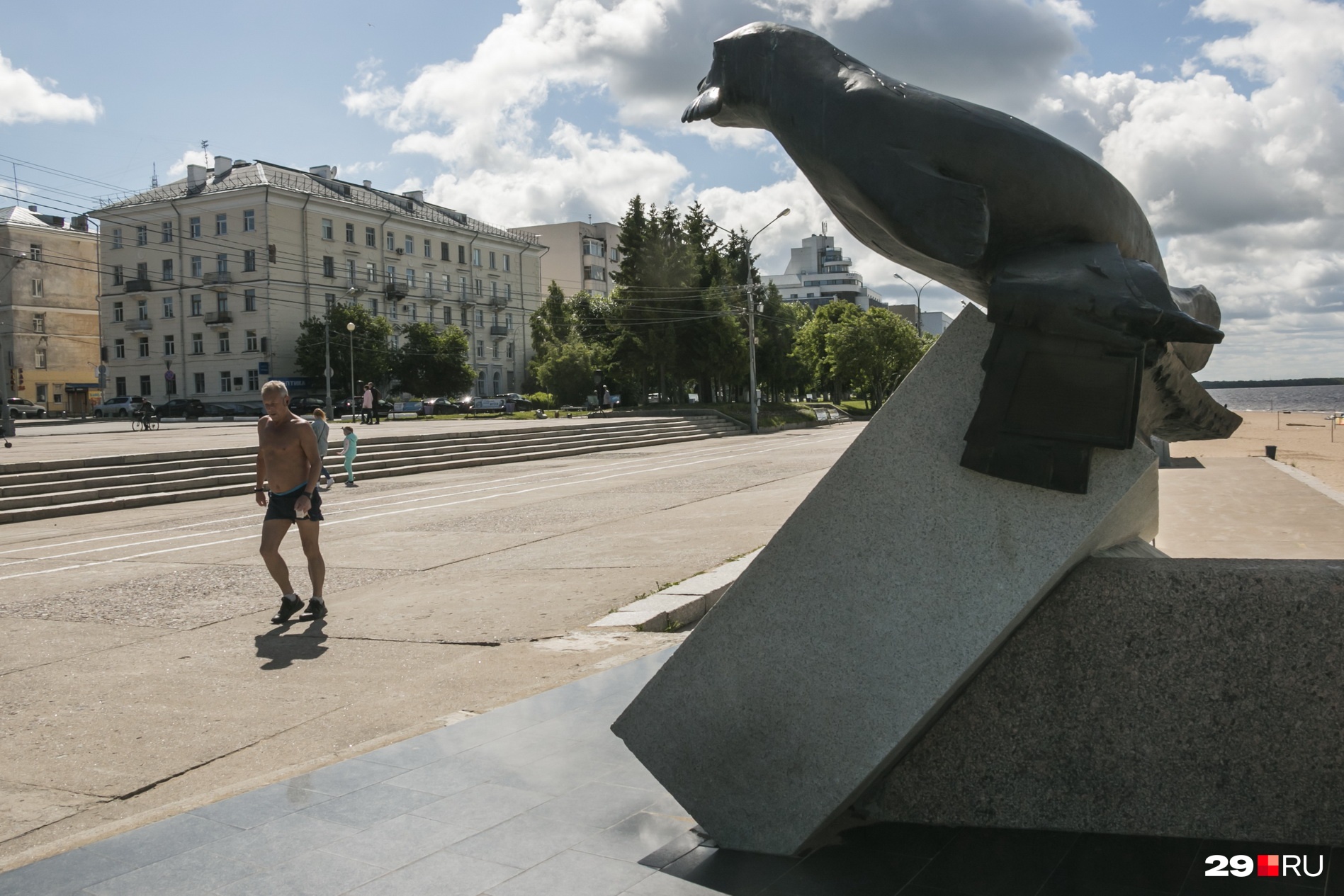 Вот так в городе воинской славы, Архангельске, уживаются военные памятники и мирные, пусть еще и с ограничениями, будни