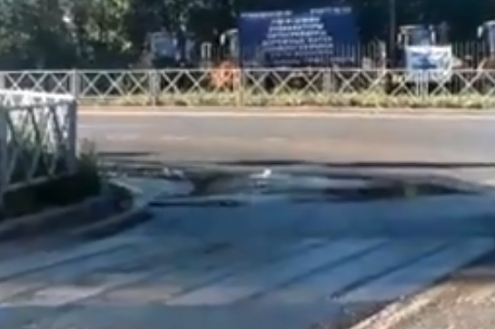 «Прямо через асфальт бьет»: в Ярославле коммунальный гейзер затопил дорогу. Видео