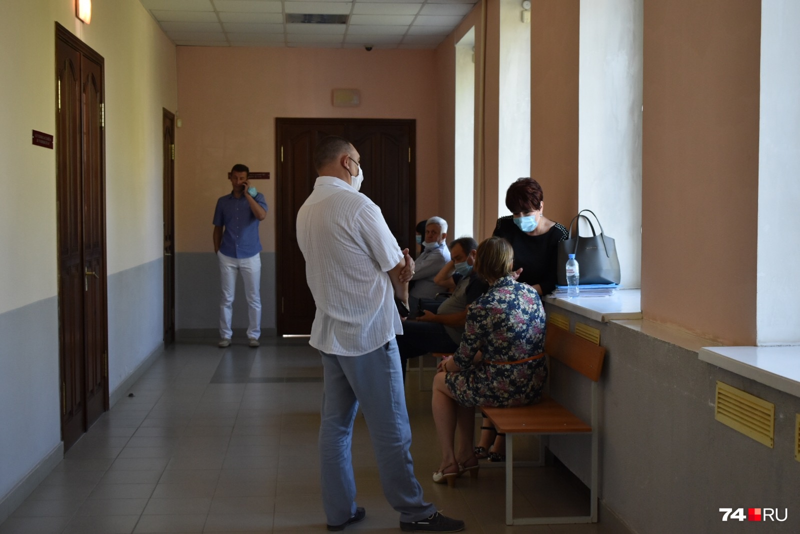 Заседание проходит лишь с участием обвиняемого, прокурора и представителей потерпевших Заседание проходит лишь с участием обвиняемого, прокурора и представителей потерпевших