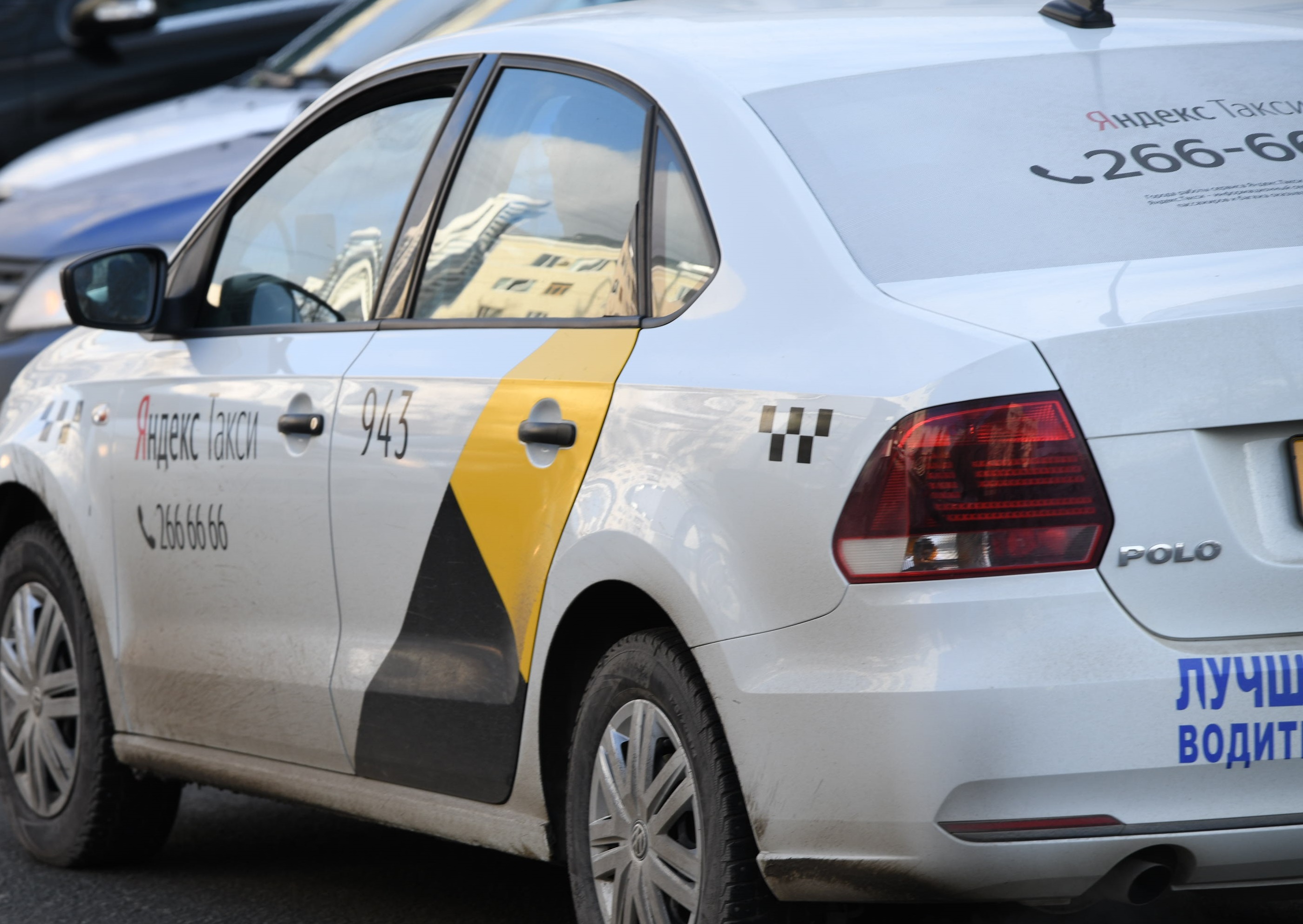 «Побежал за мной к подъезду, орал, отбирал телефон»: на жительницу Екатеринбурга напал таксист