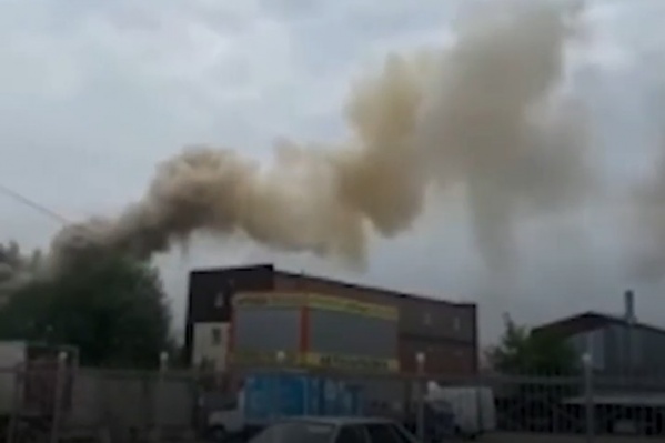 По словам жителей Ленинского района, чёрный дым валит с завода теплоизоляционных изделий По словам жителей Ленинского района, чёрный дым валит с завода теплоизоляционных изделий 