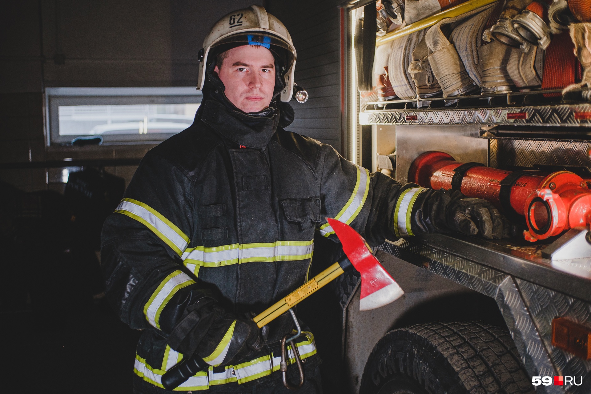 Это пожарный из Кудымкара Денис Найданов. Он считает свою профессию одной из самых нужных. В руках Денис держит поясной пожарный топор, который предназначен для вскрытия кровли, дверей, окон, разборки завалов