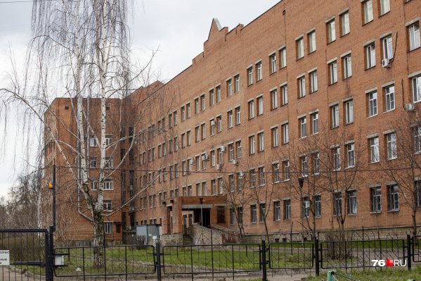 Из окна ковид-госпиталя в Ярославле выпал мужчина Из окна ковид-госпиталя в Ярославле выпал мужчина