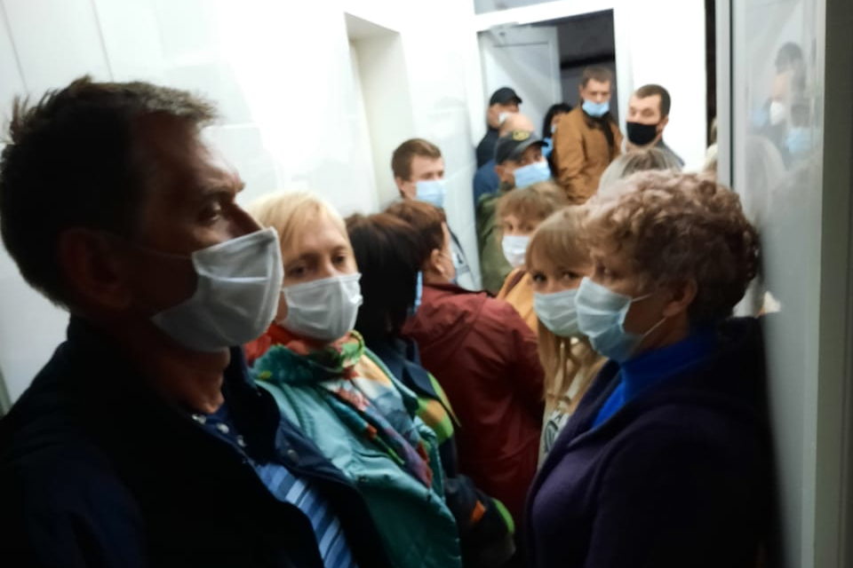 «За 11 часов даже не приблизились к кабинету»: жители Урюпинска застряли в километровых очередях поликлиники