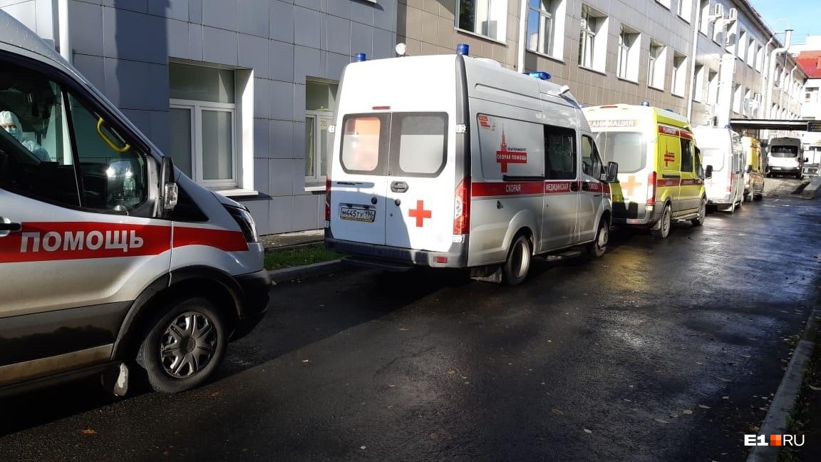 Свердловским больницам придется каждые три часа сообщать о числе свободных мест под COVID
