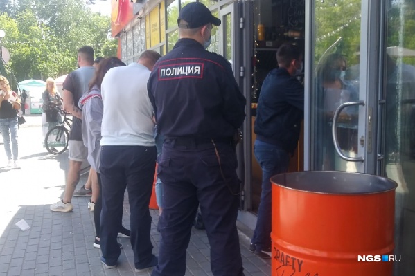 Последние 4 дня полиция и Роспотребнадзор проверяли заведения Последние 4 дня полиция и Роспотребнадзор проверяли заведения 