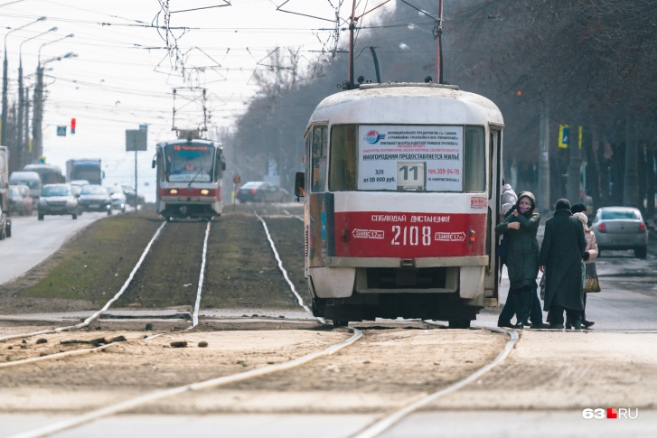 Сейчас пассажиры выходят из вагонов прямо на дорогу Сейчас пассажиры выходят из вагонов прямо на дорогу