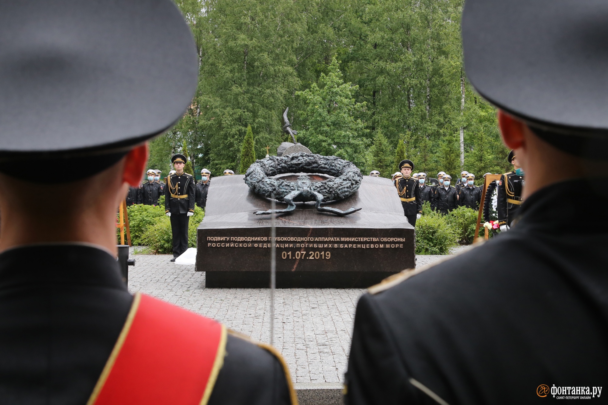 «Мы с девочками сюда приходим каждую неделю». В Петербурге открыт памятник погибшим в Баренцевом море подводникам