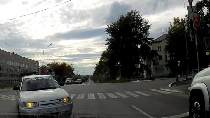 Ушел в занос: эпичный дрифт на перекрестке в Полевском попал на запись видеорегистратора