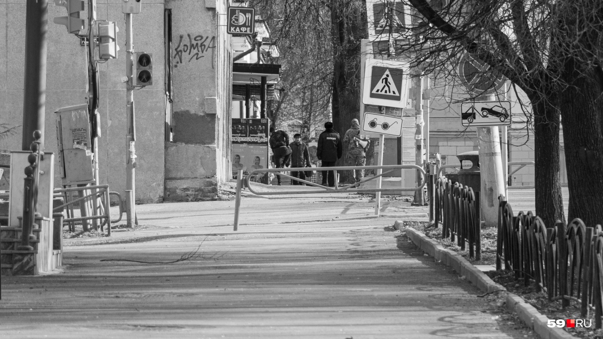 На фото есть подсказка. Вглядитесь в знаки