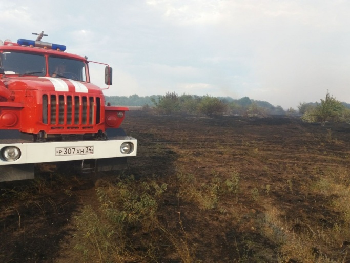 Пробка в пять километров: из-за степного пожара остановлено движение на трассе Волгоград — Сызрань