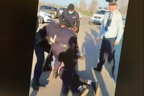 Нижегородец выставил руки, когда полицейские пытались затолкать его в автозак. После этого они применили силу